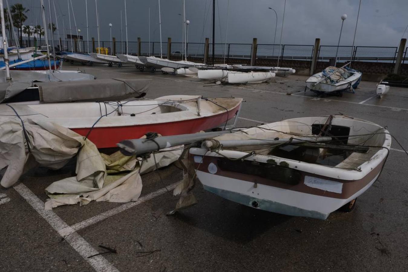 FOTOS: Instalaciones y veleros destrozados en Elcano por la tromba marina de Cádiz