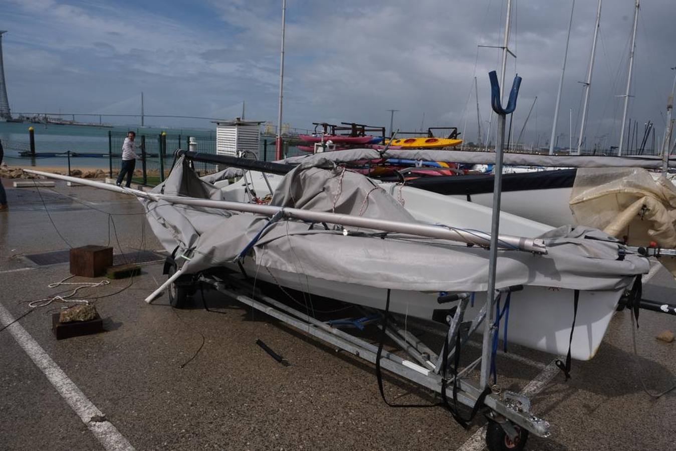 FOTOS: Instalaciones y veleros destrozados en Elcano por la tromba marina de Cádiz