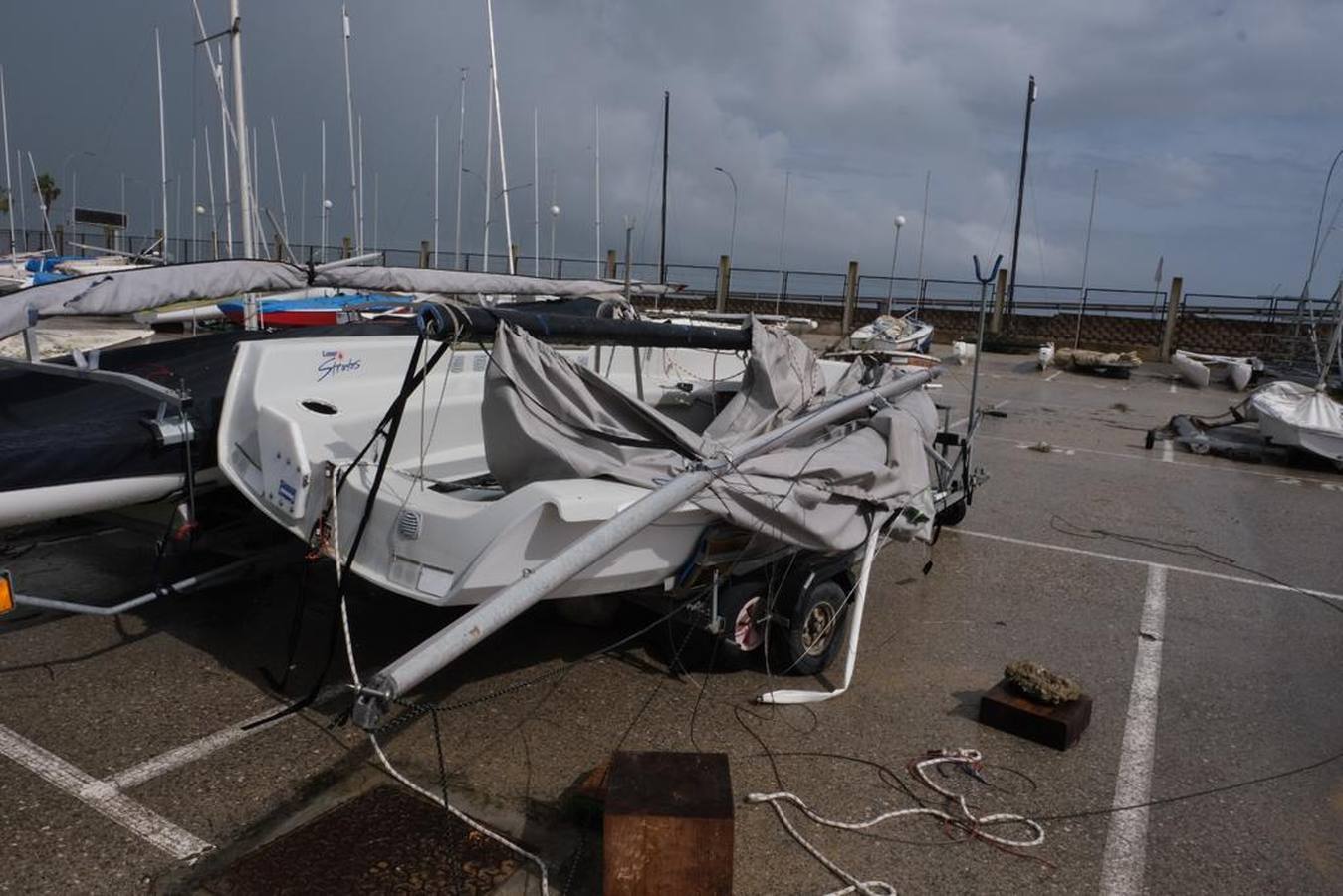 FOTOS: Instalaciones y veleros destrozados en Elcano por la tromba marina de Cádiz