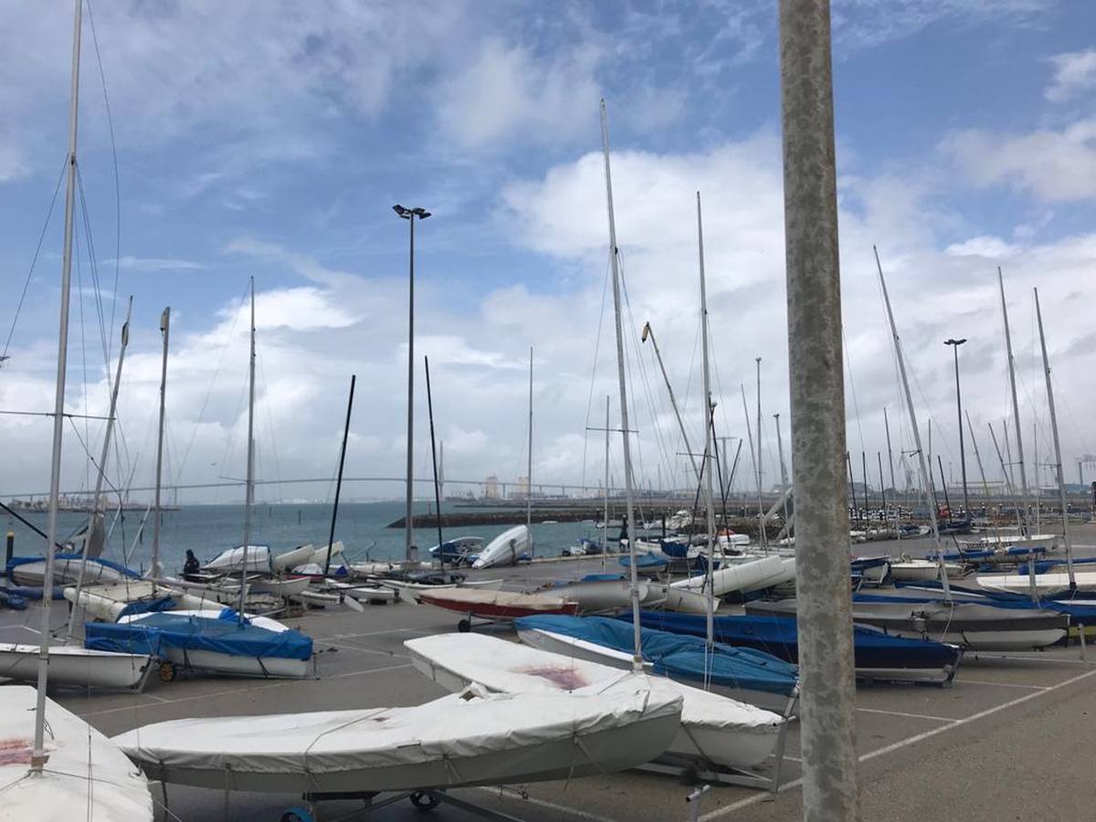 FOTOS: Instalaciones y veleros destrozados en Elcano por la tromba marina de Cádiz