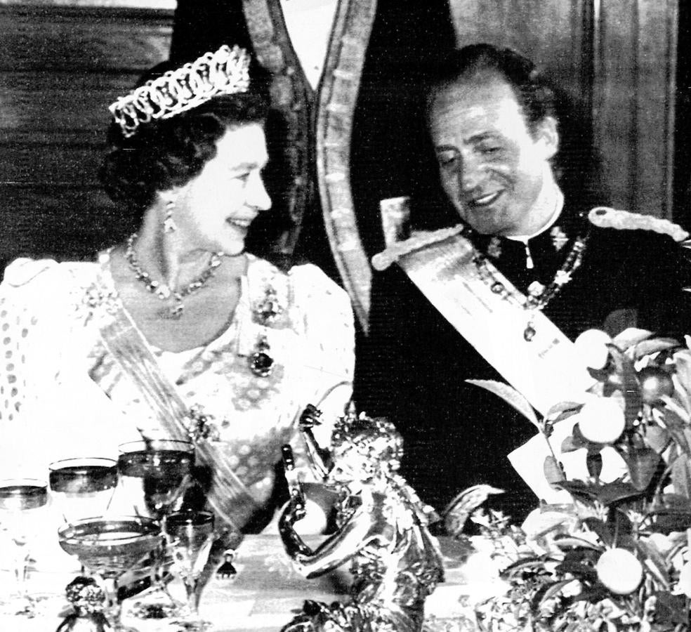 La Reina Isabel II junto al Rey Juan Carlos I en 1989. 