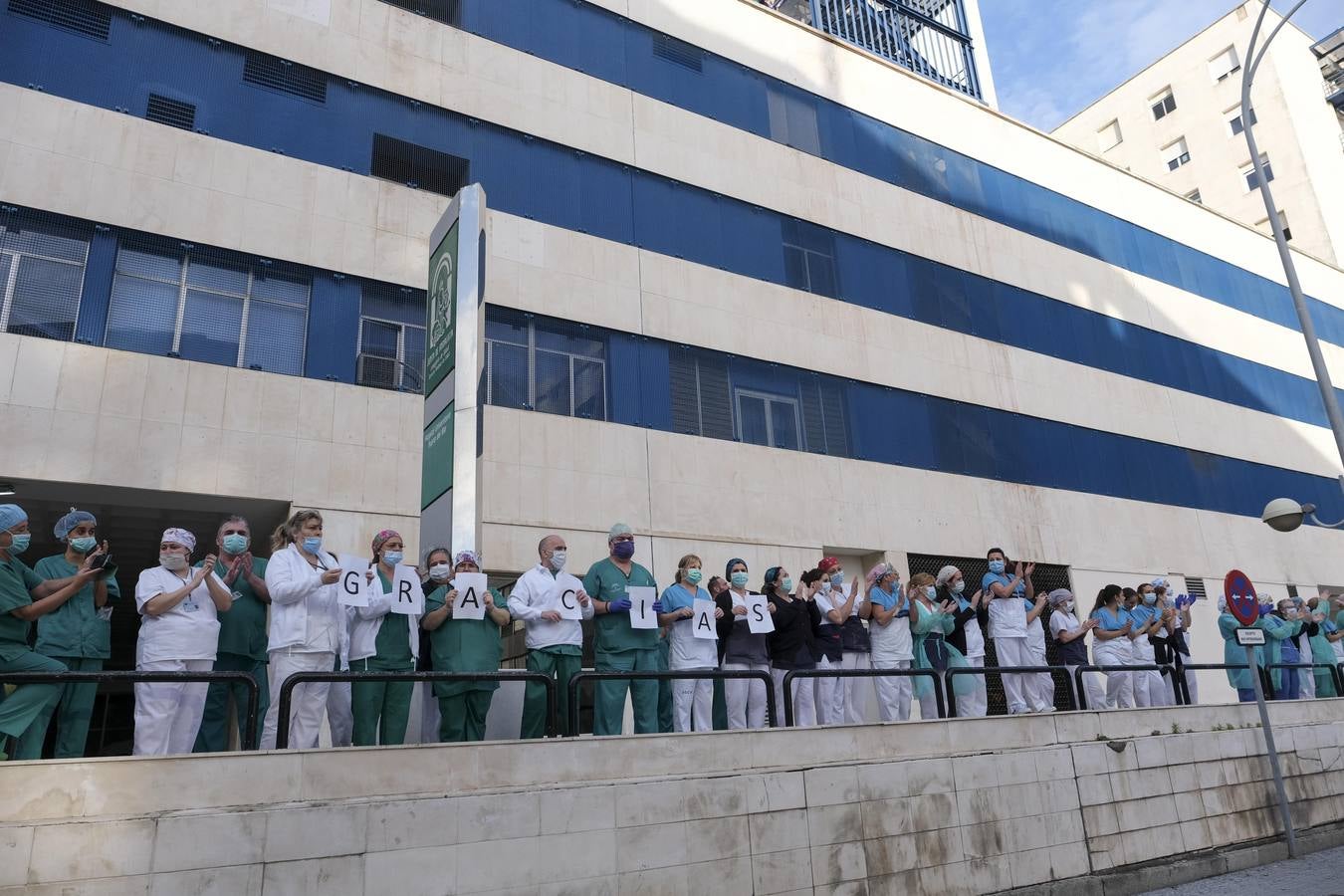 FOTOS: Aplausos solidarios a los que luchan contra el coronavirus en Cádiz