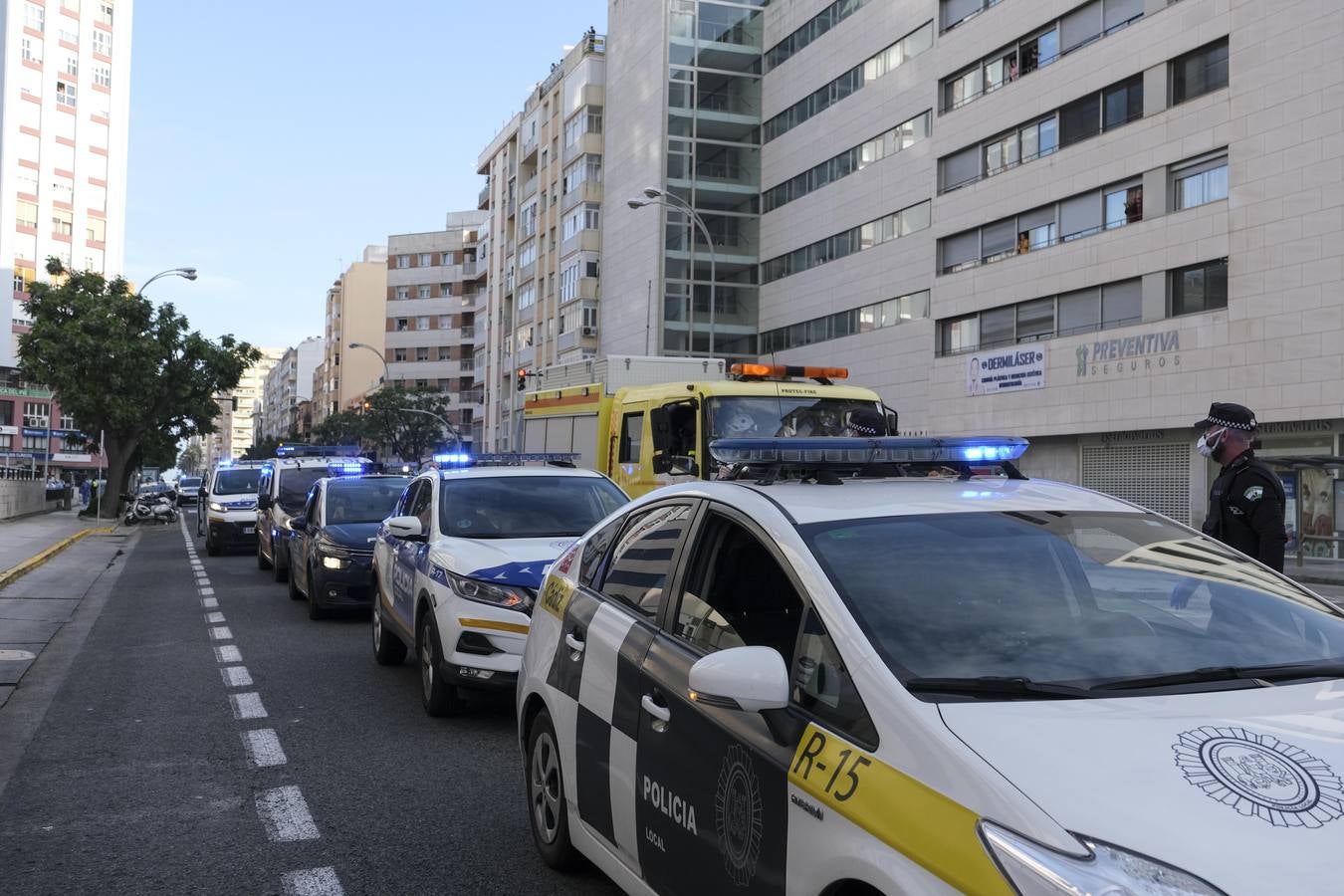 FOTOS: Aplausos solidarios a los que luchan contra el coronavirus en Cádiz