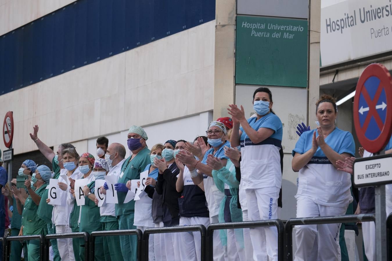 FOTOS: Aplausos solidarios a los que luchan contra el coronavirus en Cádiz