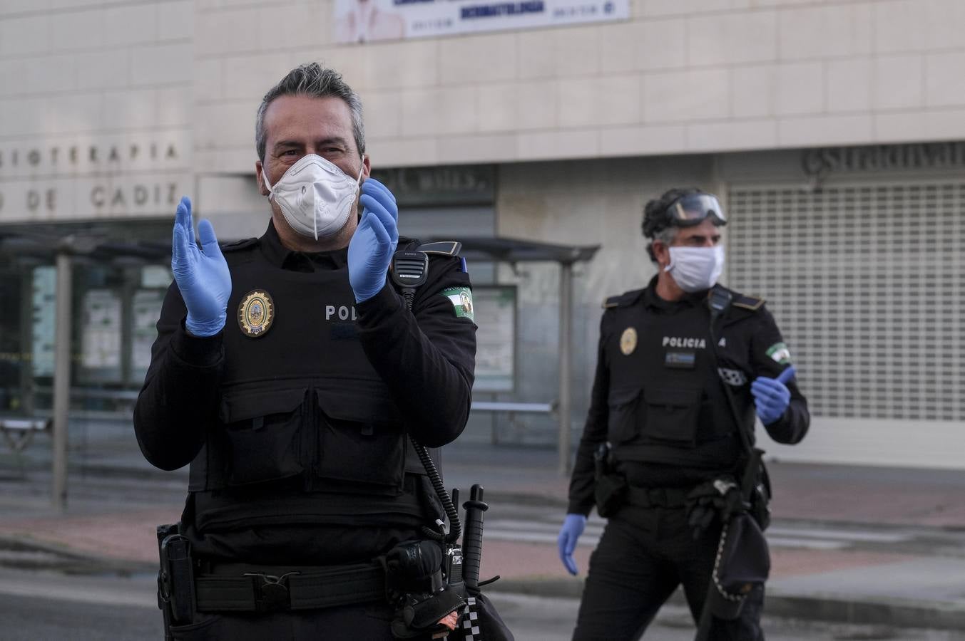 FOTOS: Aplausos solidarios a los que luchan contra el coronavirus en Cádiz