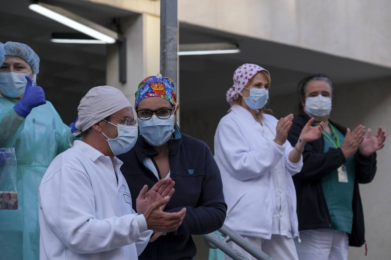 FOTOS: Aplausos solidarios a los que luchan contra el coronavirus en Cádiz