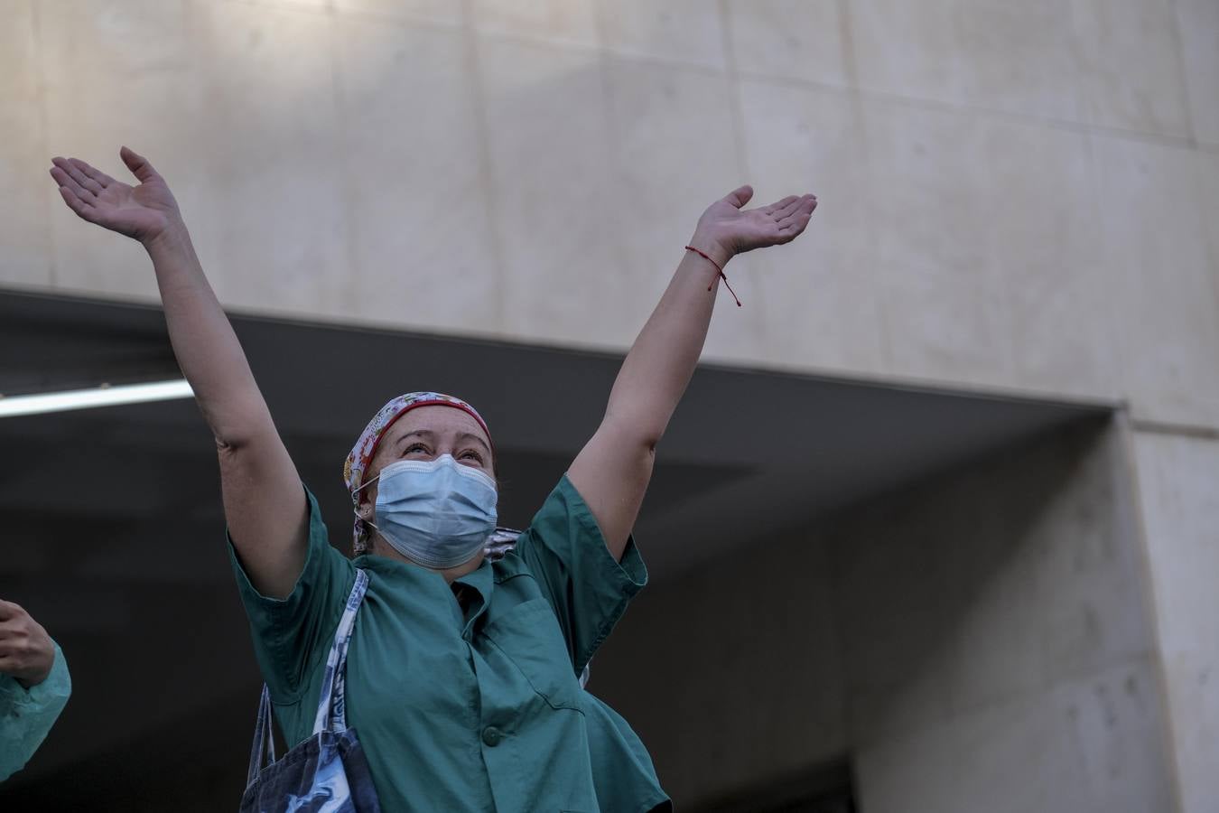 FOTOS: Aplausos solidarios a los que luchan contra el coronavirus en Cádiz