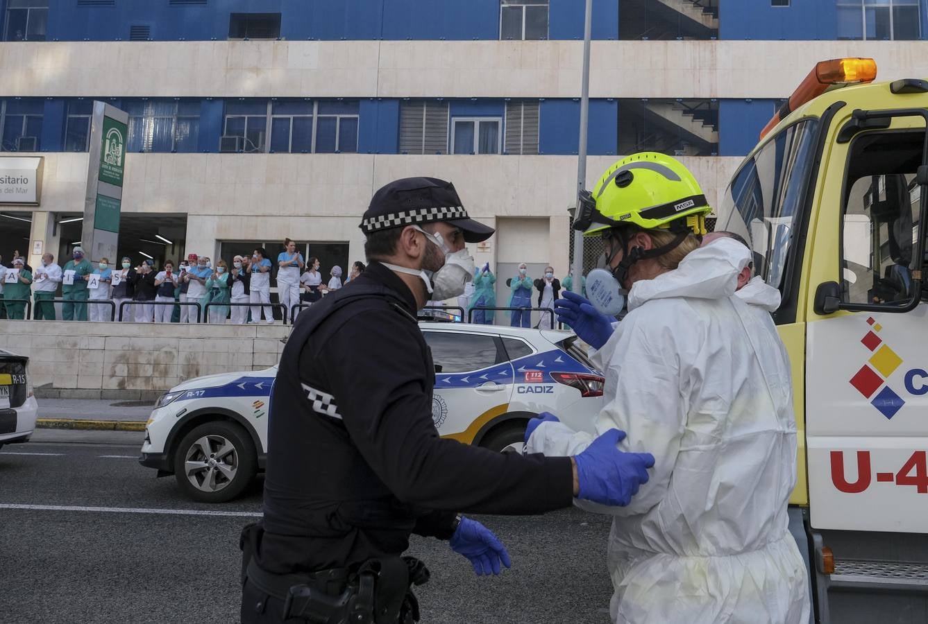 FOTOS: Aplausos solidarios a los que luchan contra el coronavirus en Cádiz