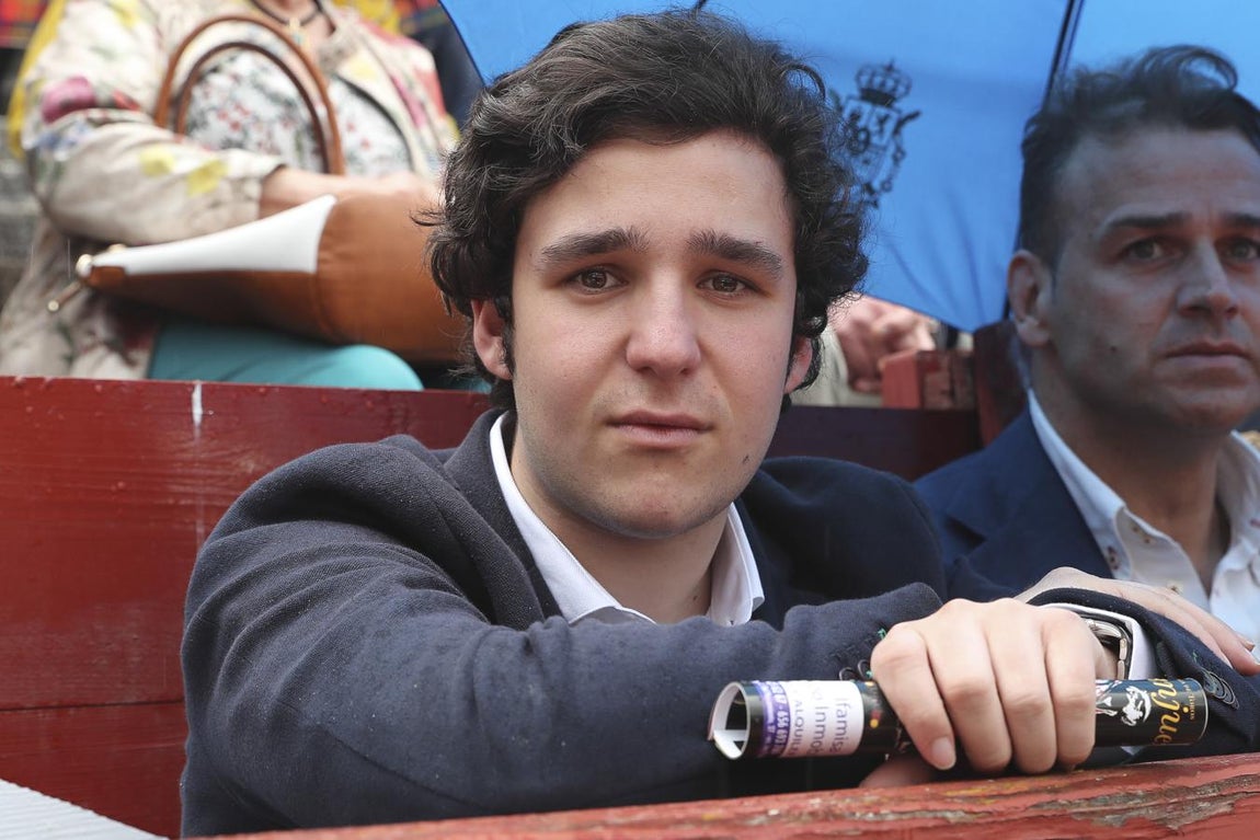 Froilán y la cuarentena envidiable. Durante los últimos meses Felipe Froilán de Marichalar y Borbón ha estado más desaparecido que de costumbre del ojo público debido a su mudanza a Londres, donde se encontraba realizando unas prácticas. Sin embargo, la crisis del coronavirus lo hizo volver a España un día antes de que se decretase el estado de alarma. Lejos de confinarse en casa con su madre y su hermana, el cuarto en la línea de sucesión se desplazó hasta málaga para pasar la cuarentena junto a uno de sus amigos íntimos, Andrés Parladé Tassara en un enclave envidiable que mostramos a continuación.