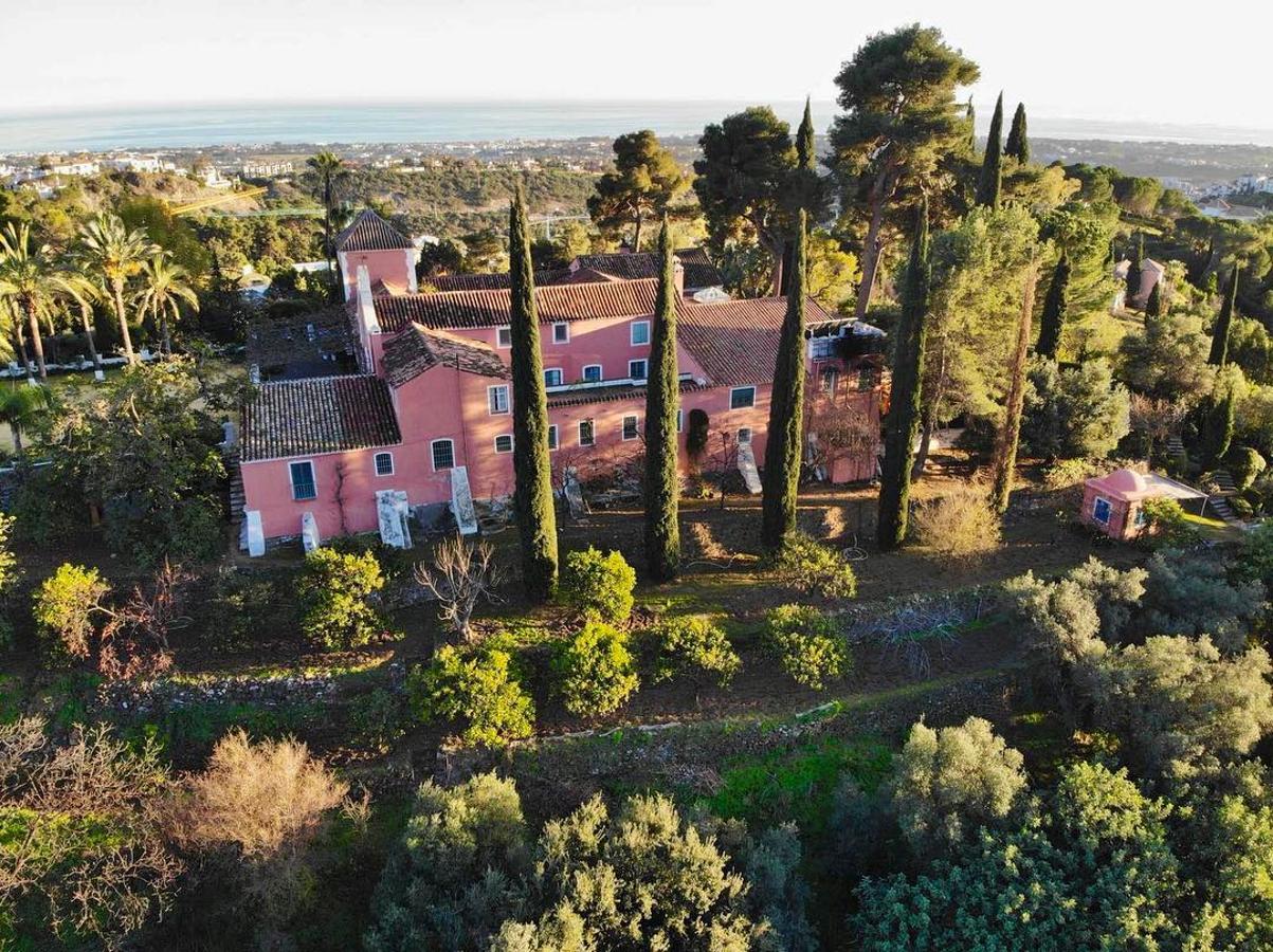 Un enclave paradisíaco. El sobrino de Felipe VI se aloja en un cortijo del decorador Jaime Paradé construido en 1850 y ubicado en la localidad malagueña de Benahadís. La propiedad se encuentra situada en un terreno de 20 hectáreas con vistas envidiables a la sierra de Ronda y el mar Mediterráneo.