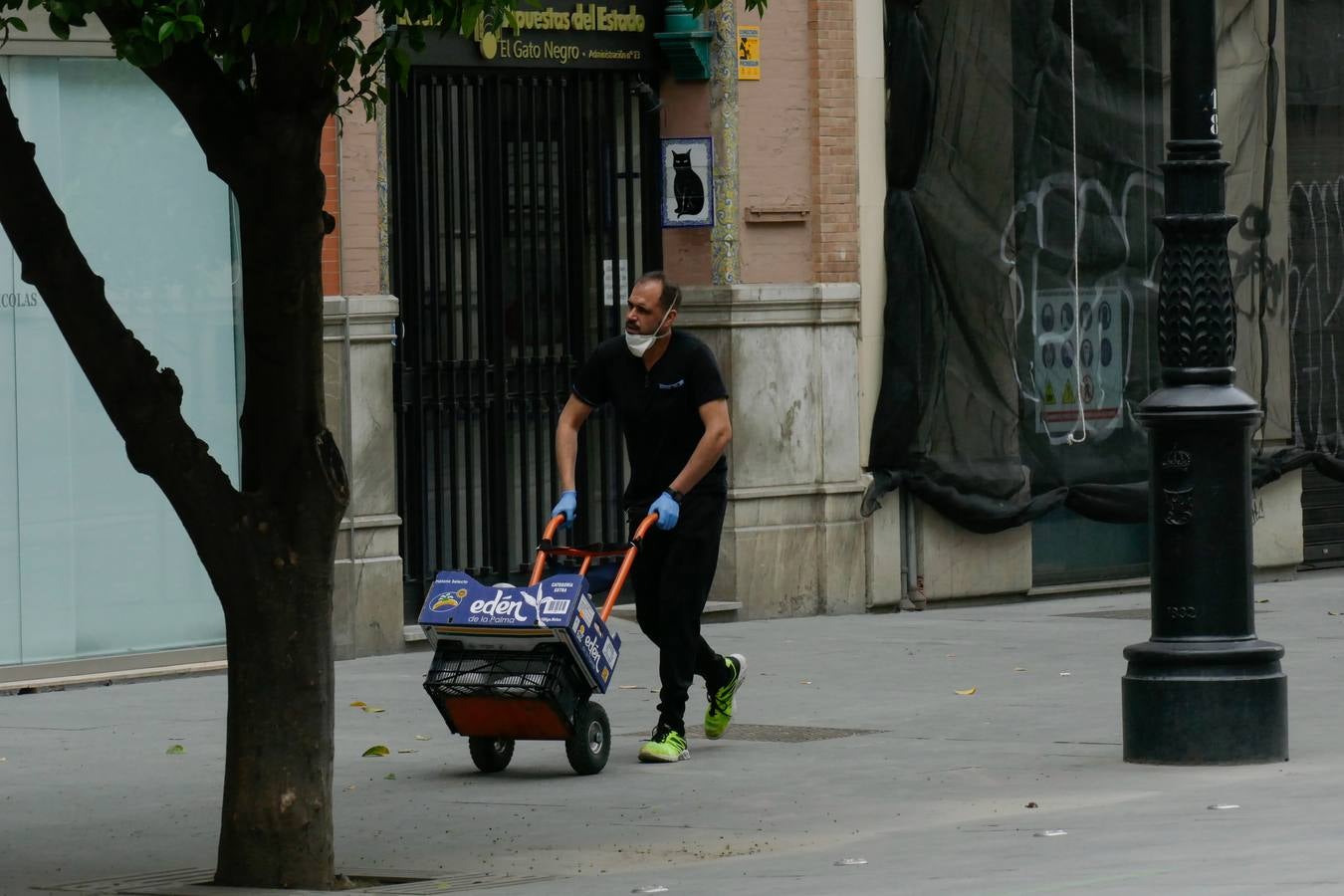 Crisis del coronavirus: Ambiente por las calles del Centro