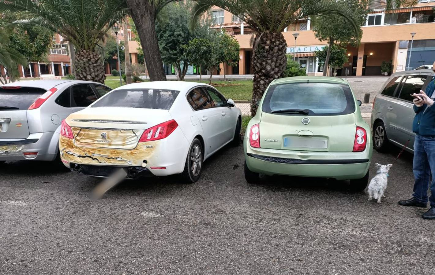 En imágenes, cuatro coches calcinados durante la noche en Sevilla Este