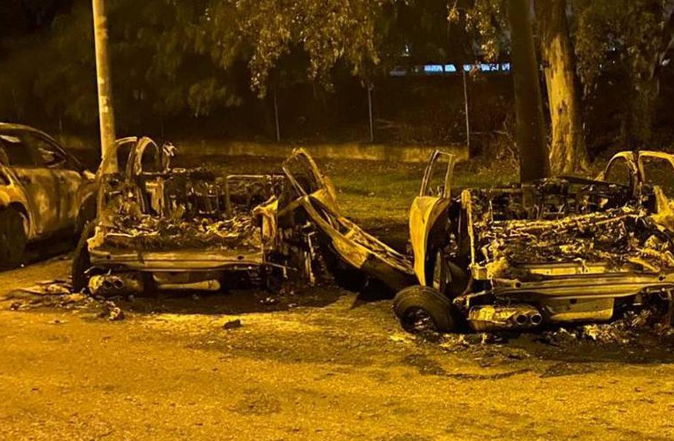 En imágenes, cuatro coches calcinados durante la noche en Sevilla Este