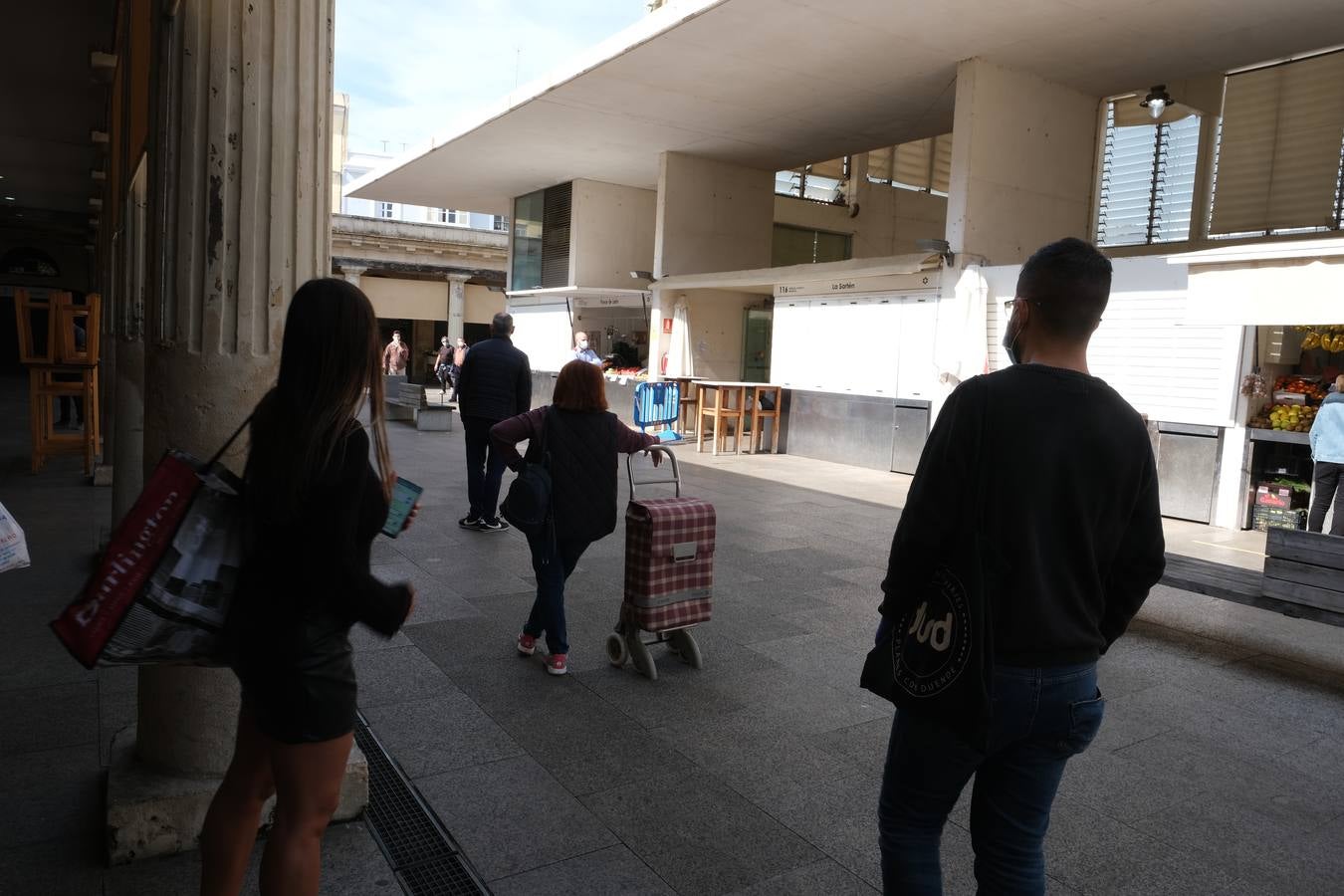 FOTOS: Distancias de seguridad en los mercados de Cádiz