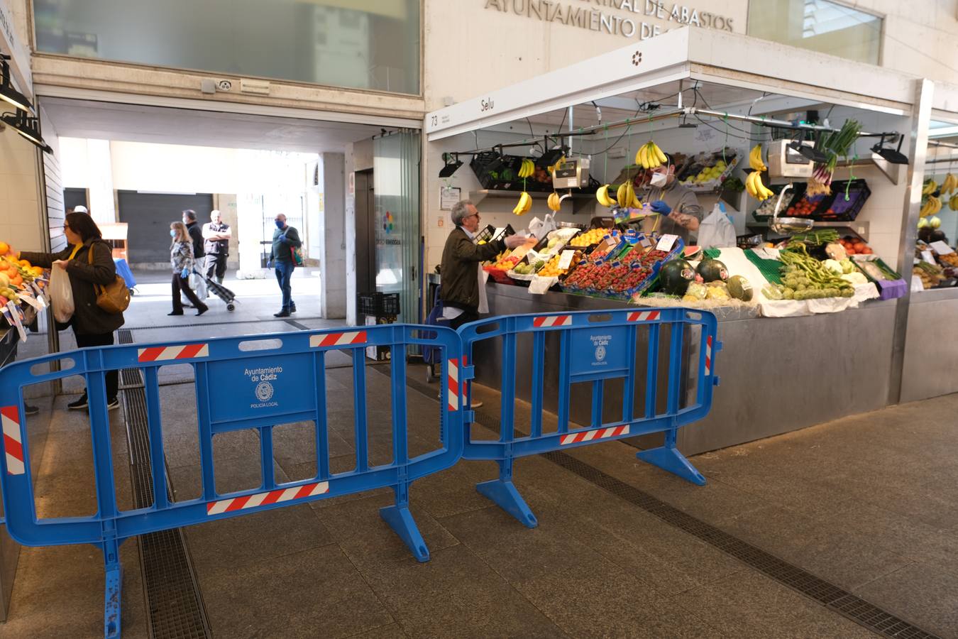 FOTOS: Distancias de seguridad en los mercados de Cádiz