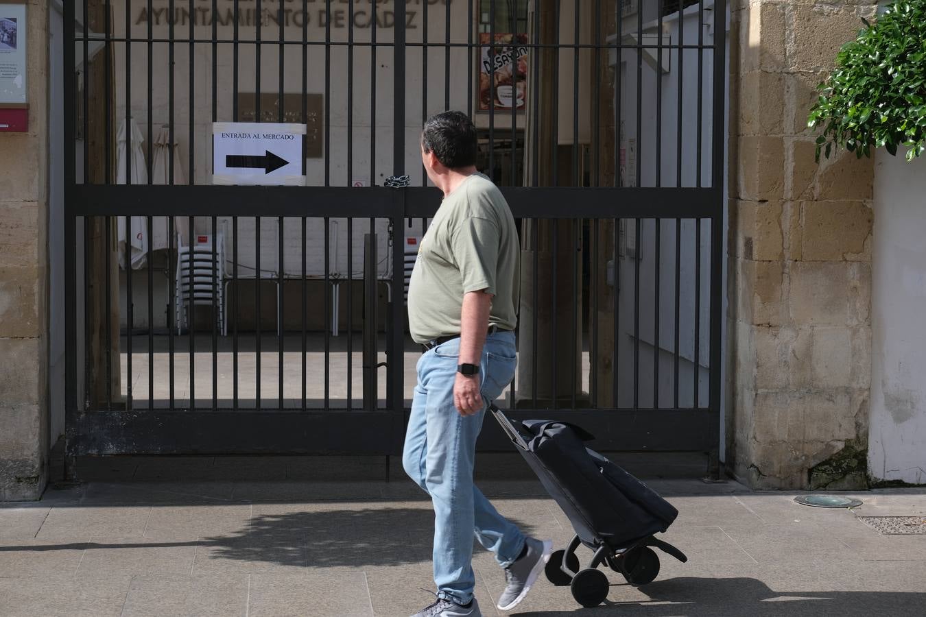 FOTOS: Distancias de seguridad en los mercados de Cádiz