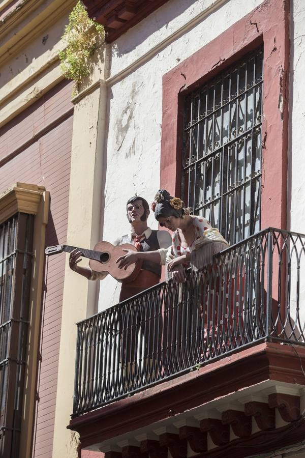 Crisis del coronavirus: Confinados en los balcones bajo un sol casi veraniego