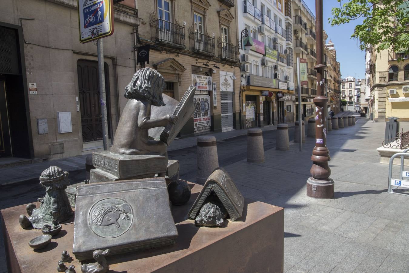 Crisis del coronavirus: Confinados en los balcones bajo un sol casi veraniego