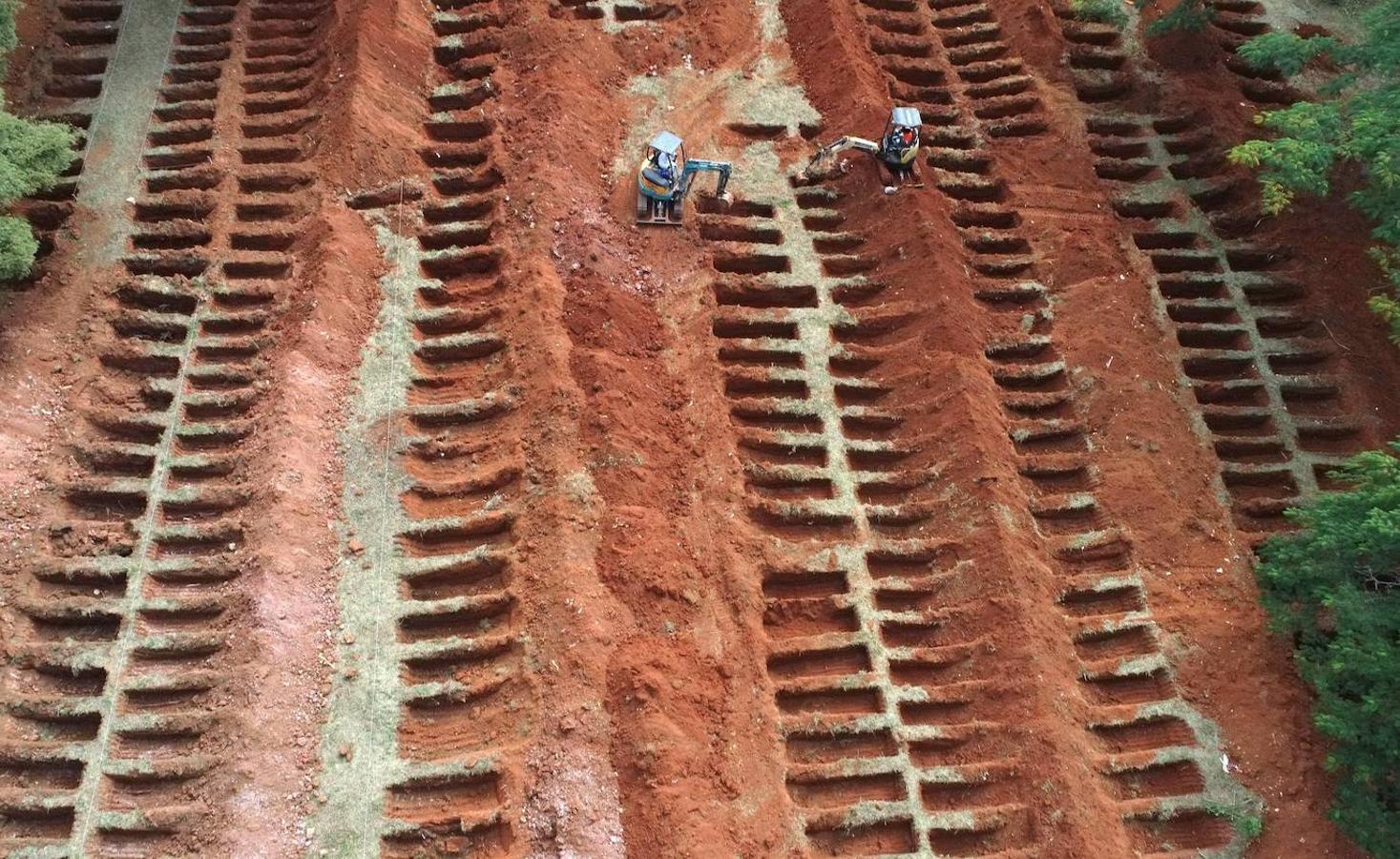 Vista aérea desde un dron este lunes de las fosas que se abren en el cementerio de Vila Formosa durante la pandemia COVID-19, en la ciudad de Sao Paulo (Brasil). 