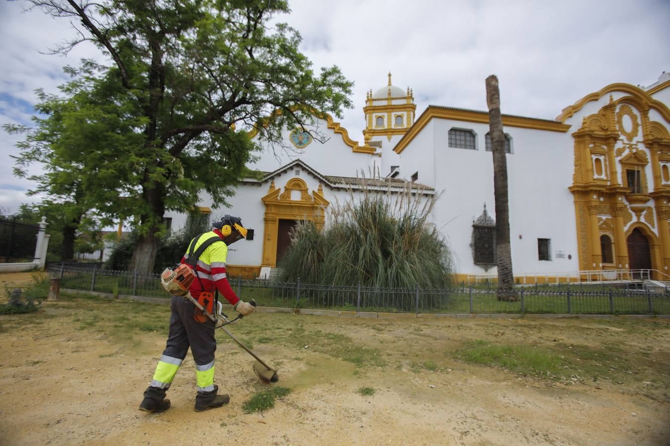 El cuidado de los parques y jardines de Sevilla no se detiene