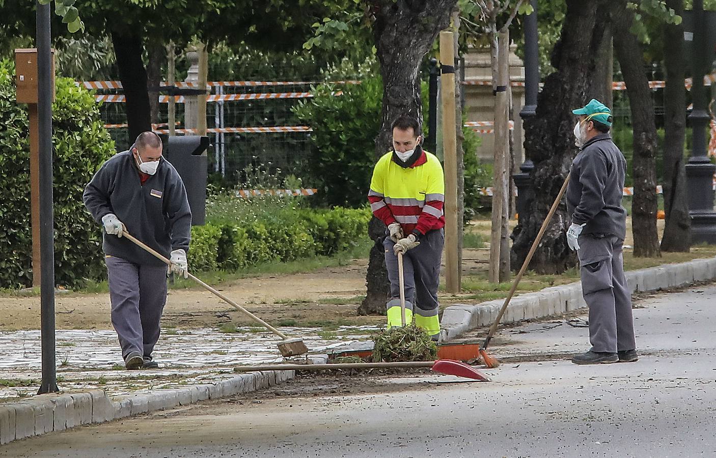 El cuidado de los parques y jardines de Sevilla no se detiene