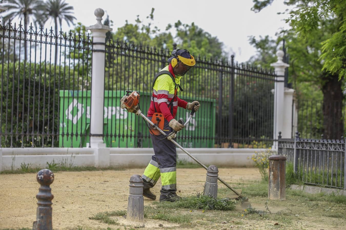 El cuidado de los parques y jardines de Sevilla no se detiene