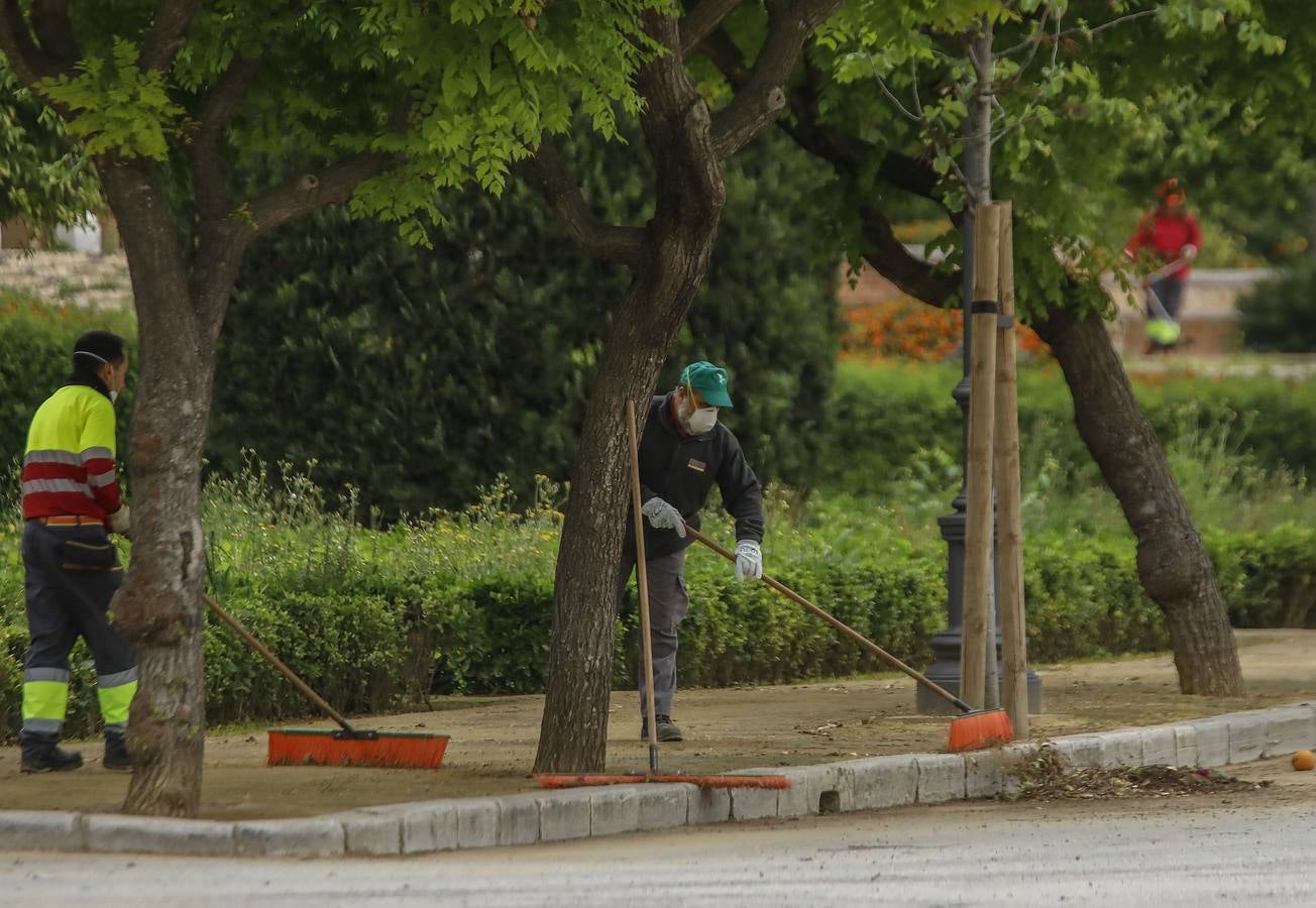 El cuidado de los parques y jardines de Sevilla no se detiene