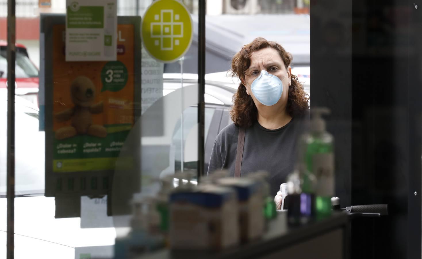 Las farmacias de Córdoba vuelven a vender mascarillas, en imágenes