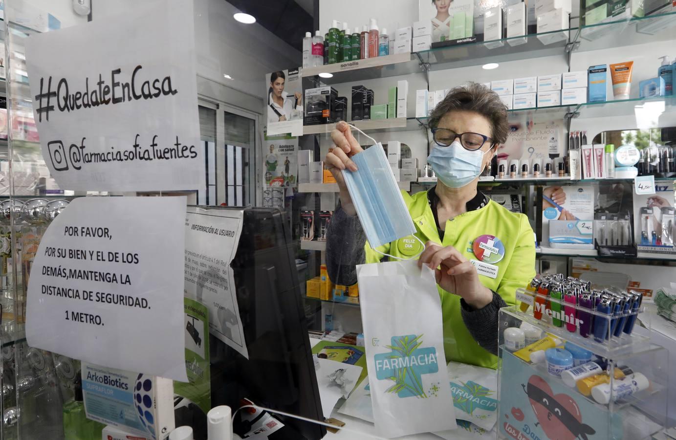 Las farmacias de Córdoba vuelven a vender mascarillas, en imágenes