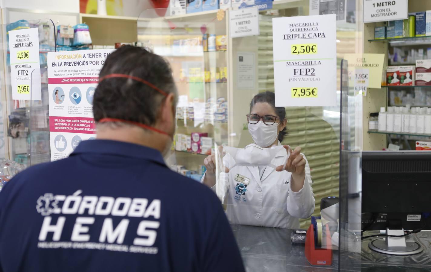 Las farmacias de Córdoba vuelven a vender mascarillas, en imágenes