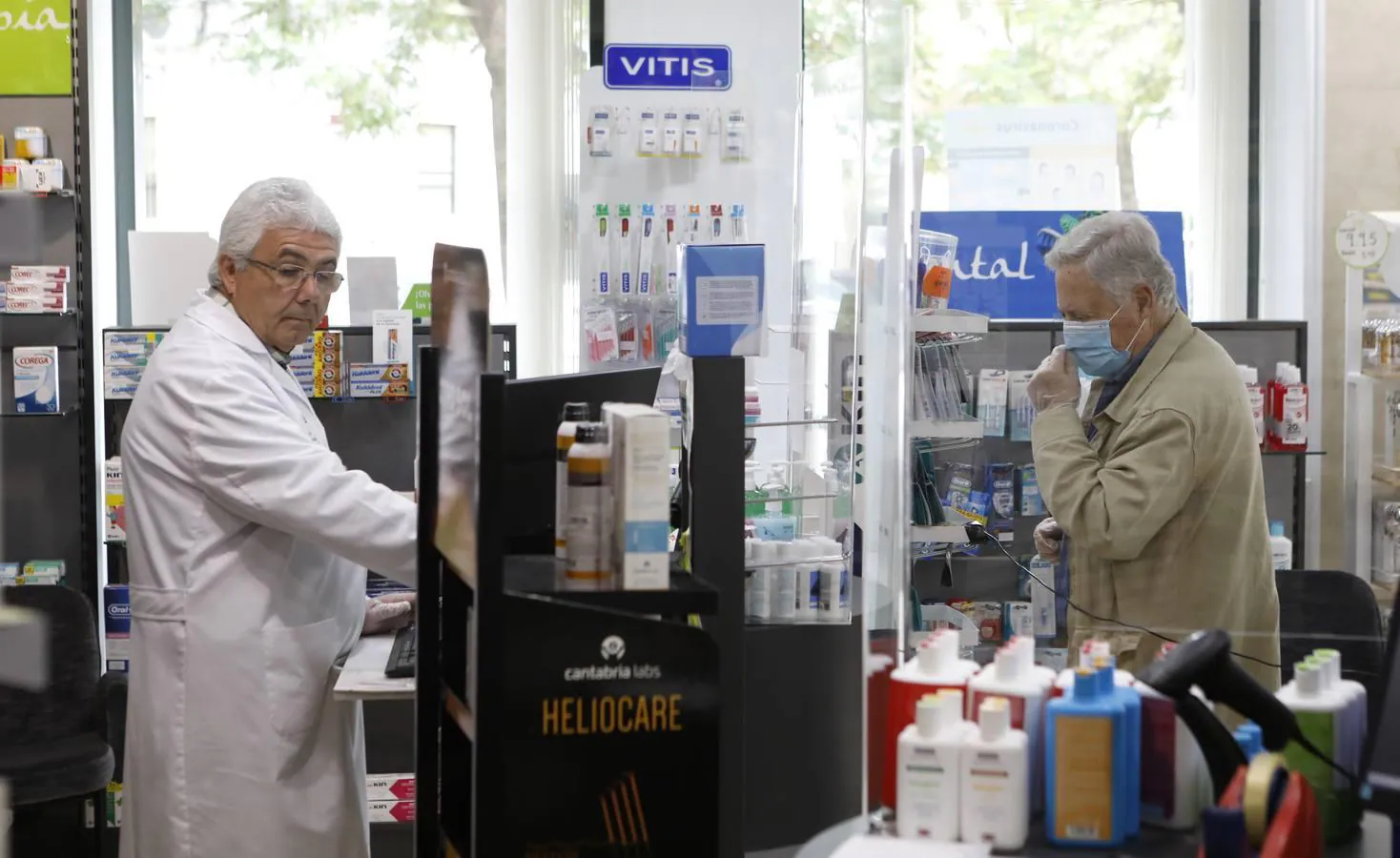 Las farmacias de Córdoba vuelven a vender mascarillas, en imágenes