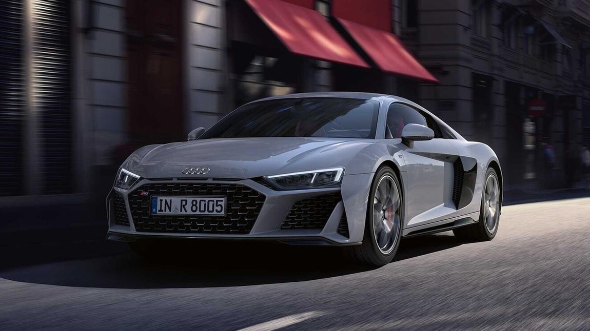 Audi R8. Y como a Justin Bieber no le gusta pasar desapercibido, la estrella del pop personalizó su Audi R8 con un vinilo de leopardo que cubrió toda la carrocería, allá por 2013. Este súper deportivo dispone de un motor atmosférico ubicado entre los ejes, que permite alcanzar una velocidad de 324 km/h y acelerar de 0 a 100 km/h en 3,4 segundos. Su precio va desde los 165.000 euros.