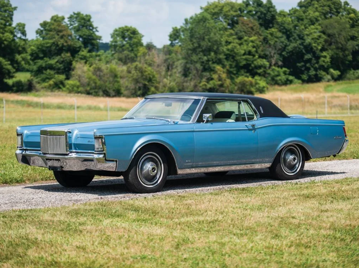 Lincoln Continental. A simple vista este clásico estadounidense no va mucho con el estilo del cantante, pero es que no fue él quien lo compró, sino que se trata de un regalo de cumpleaños. John y Sammy Shahidi llevaron este increíble obsequio al 21 cumpleaños de Bieber, quien lo condujo durante una buena parte de la noche.