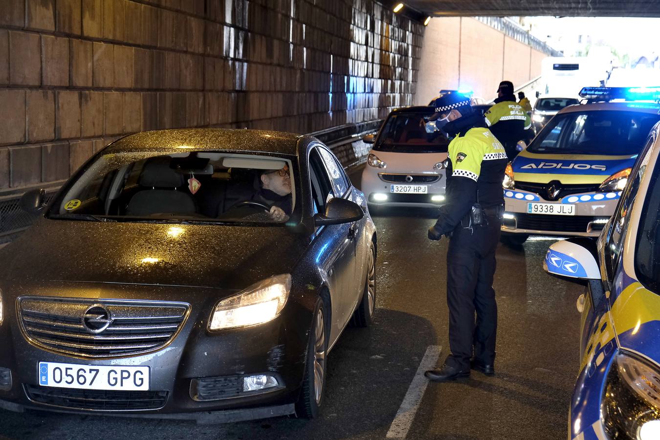 Coronavirus en Sevilla: la Policía Local intercepta un vehículo con ocho ocupantes y sin ITV