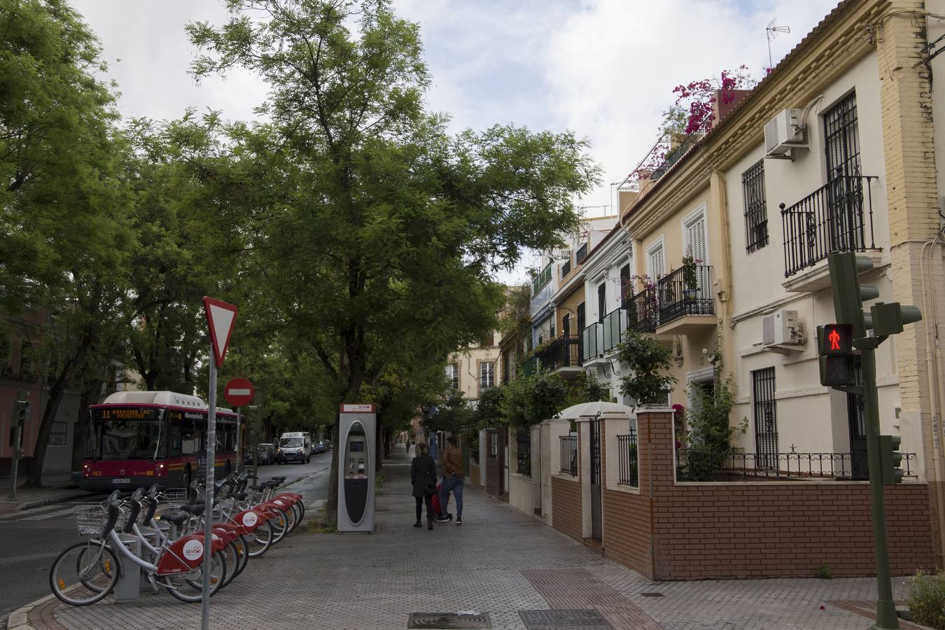 Coronavirus en Sevilla: un día del estado de alarma en la barriada del Retiro Obrero