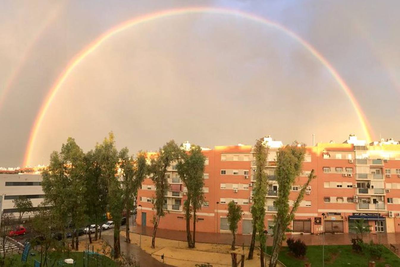 Así captaron los lectores de ABC de Sevilla el arcoíris el lunes