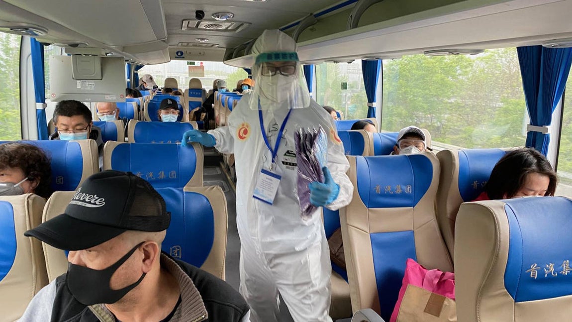 Dependiendo de su distrito, los pasajeros son llevados en autobús a un centro de recepción desde donde son trasladados a su domicilio o al hotel designado por el Gobierno donde harán la cuarentena de dos semanas. El trato es muy amable en todo momento y hasta reciben una bolsa con comida. 