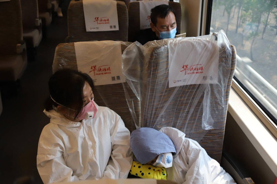 Una madre y su hijo, pertrechados con trajes especiales de protección, incluso han forrado con un plástico sus asientos por miedo a que el virus se quede adherido a la tapicería y les infecte. 