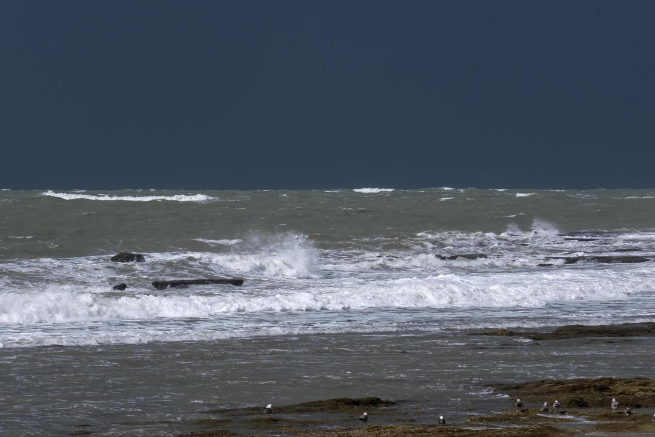 Fotos: El temporal y el confinamiento dibujan una Cádiz desangelada