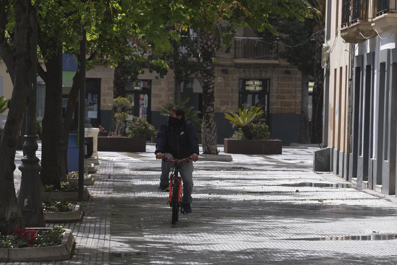 Fotos: El temporal y el confinamiento dibujan una Cádiz desangelada