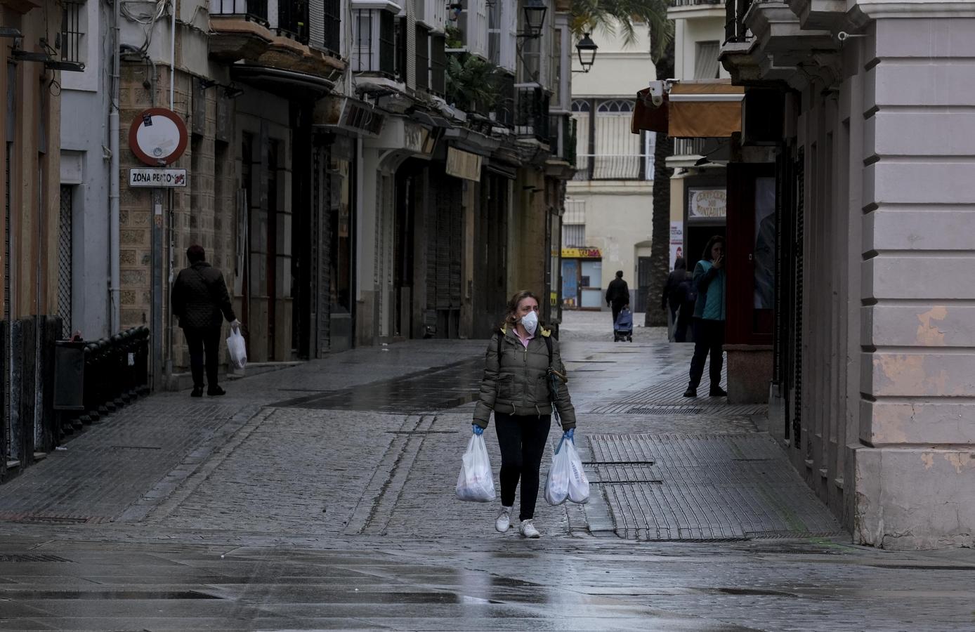 Fotos: El temporal y el confinamiento dibujan una Cádiz desangelada