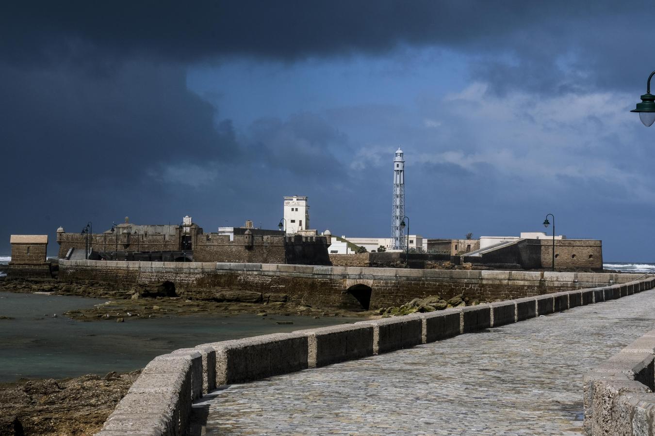 Fotos: El temporal y el confinamiento dibujan una Cádiz desangelada