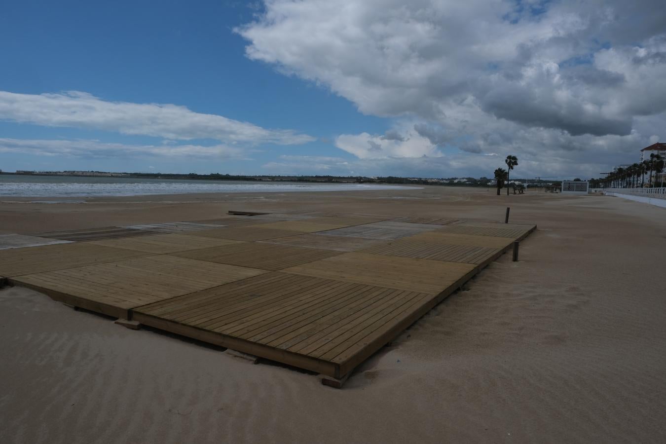 FOTOS: Las playas de Cádiz comienzan su puesta a punto para el verano