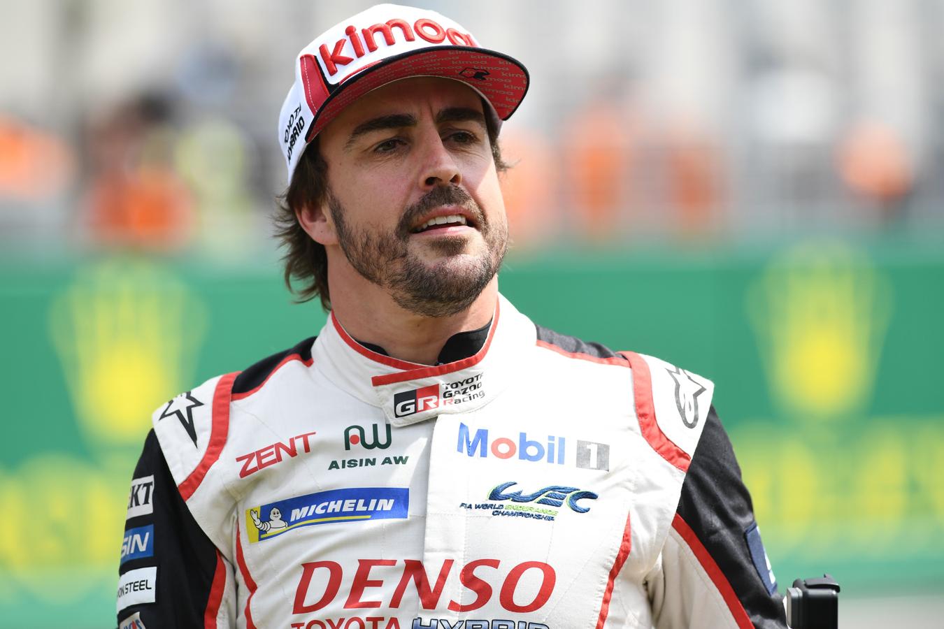 Fernando Alonso. El piloto se quejó en su cuenta de Instagram de la gestión del Gobierno frente a la crisis sanitaria provocada por el coronavirus: «Me quedo de piedra, que reaccionaremos según evolucione la emergencia sanitaria (va a ser diferente en España). Que evite salir a la calle la gente con síntomas... Los demás, ¿al parque? ¿A los bares?... Que cada comunidad autónoma decida... No se pillan los dedos ni queriendo»