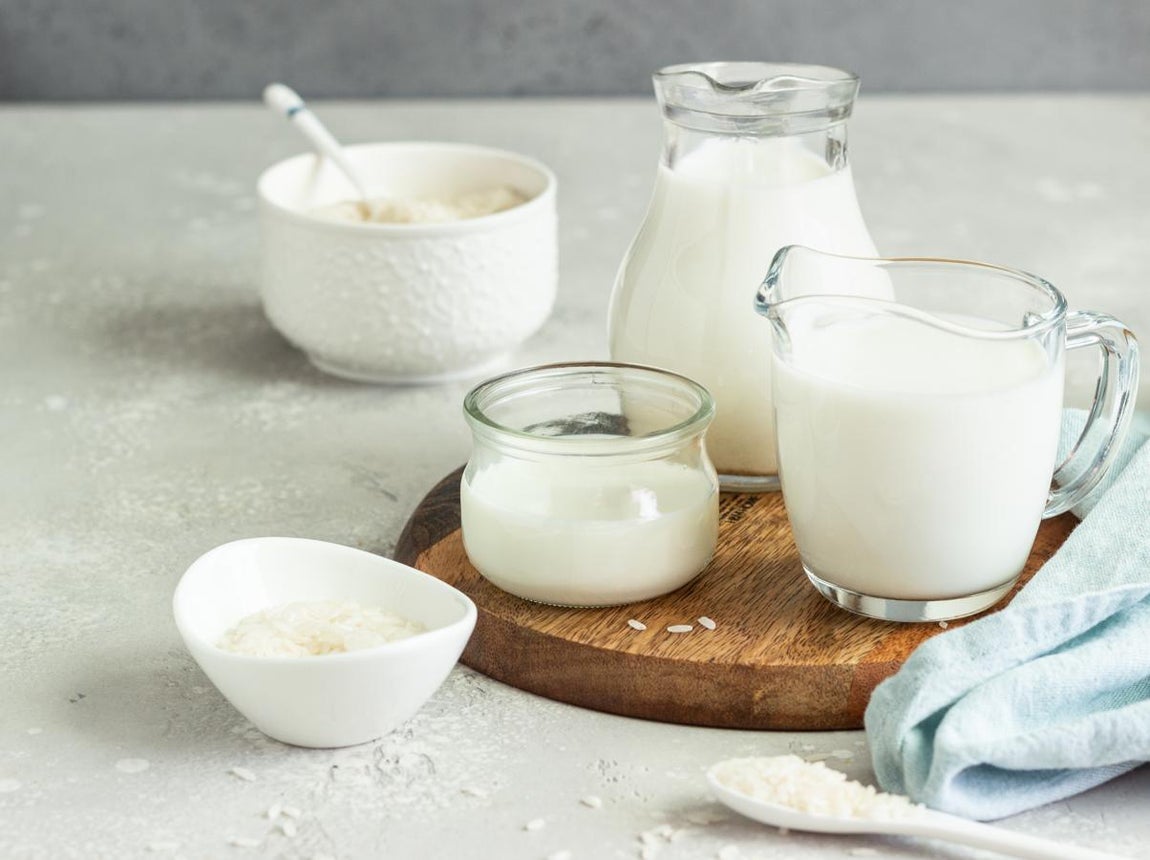 Alimentos blancos. Una de las cosas que más afecta a nuestro dientes son los alimentos de fuertes colores. Es por ello que muchas veces el café, el vino o vegetales como la remolacha oscurecen y hacen que nuestros dientes estén más amarillentos. Por ello, los alimentos de color blanco (el yogur, el arroz, el <a href="https://www.abc.es/bienestar/alimentacion/abci-tofu-202004090856_noticia.html">tofú </a>o el té blanco...) ayudan a preservar el tono natural de nuestra dentadura.