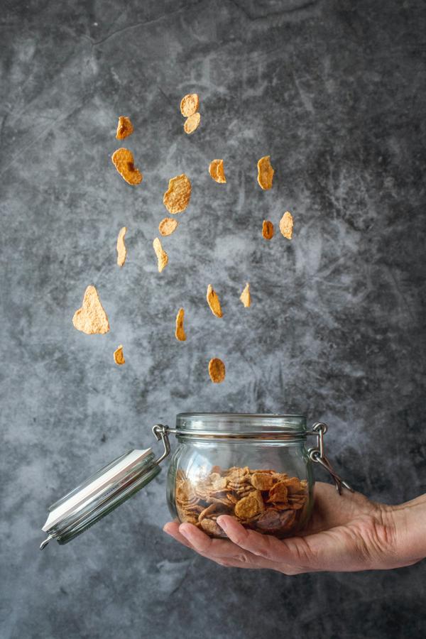 Cereales. Aunque se crea que las manzanas son las que limpian nuestros dientes, en realidad lo hacen los alimentos con texturas más sólidas. Los cereales nos ayudan a ello gracias a su alto contenido en fibra. Los <a href="https://www.abc.es/bienestar/alimentacion/abci-alimentos-fibra-debes-incluir-40562709205-20200414040822_galeria.html">«ricos en fibra»</a> cuentan con 29 gramos de esta por cada 100 según la Bedca. Los cereales a base de muesli cuentan con 6.1 gramos de fibra, los de base de arroz, por ejemplo, 5.8 gramos.