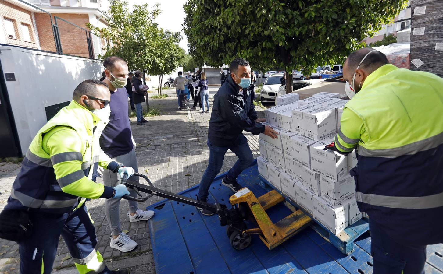 El reparto de comida de &quot;Todos por Córdoba&quot;, en imágenes