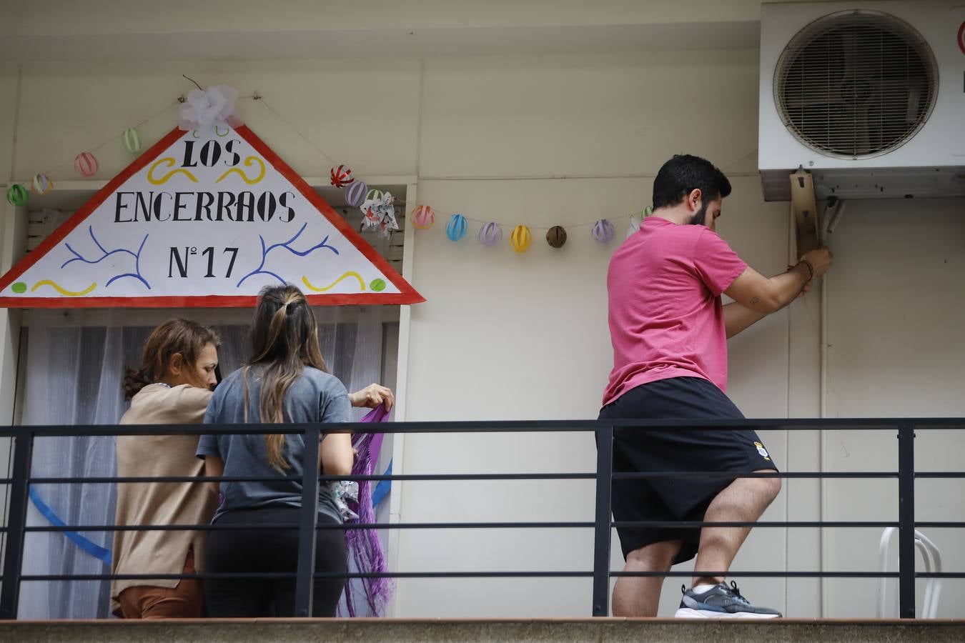 Efectos del coronavirus en Sevilla: la Feria de Abril en los balcones