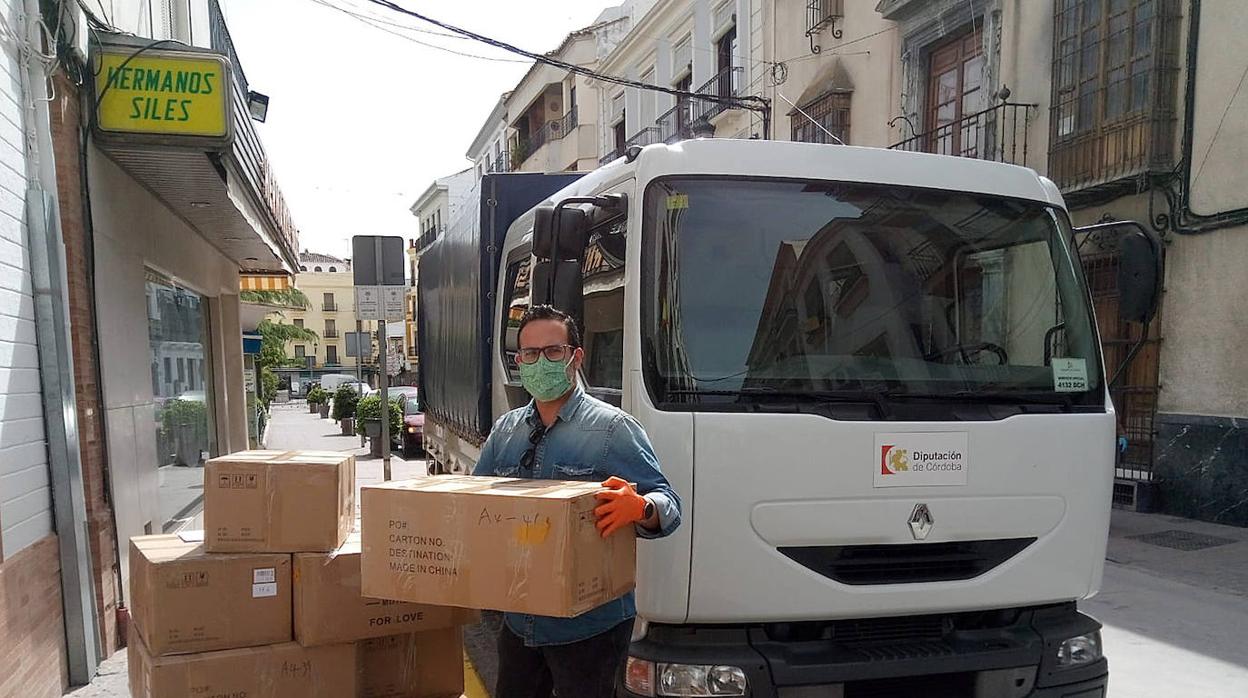 El reparto de mascarillas de la Diputación de Córdoba en los pueblos, en imágenes