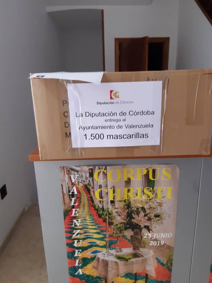 El reparto de mascarillas de la Diputación de Córdoba en los pueblos, en imágenes